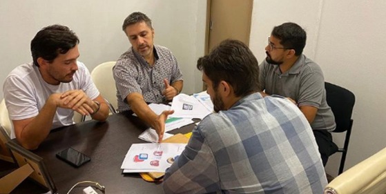 Equipo discutiendo protocolos de seguridad